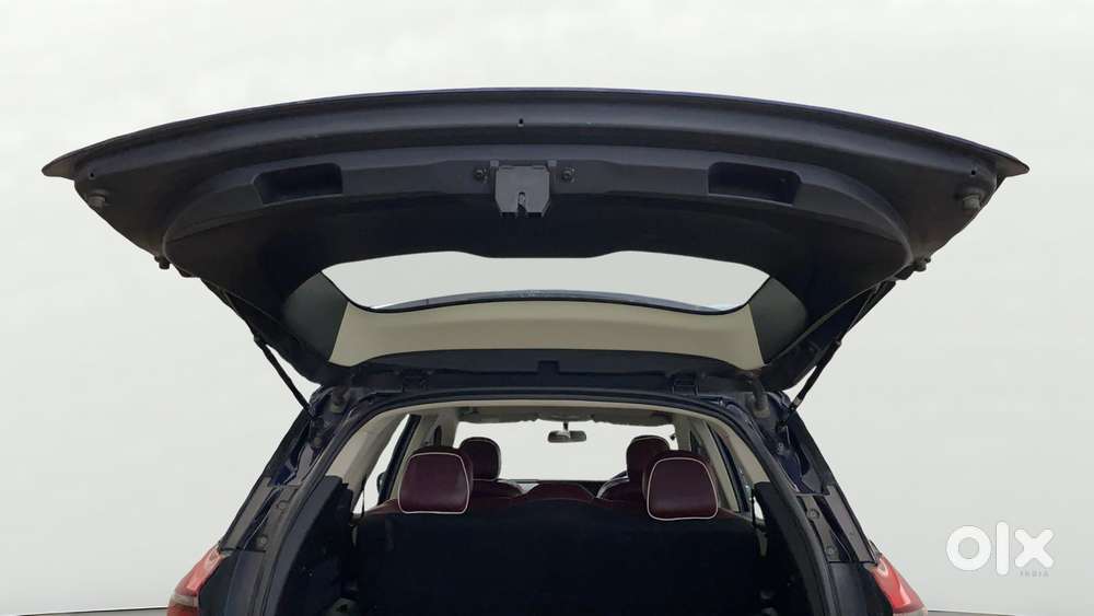 Mahindra Xuv700 2.0 Mx Petrol Mt 5 Str, 2023, Petrol