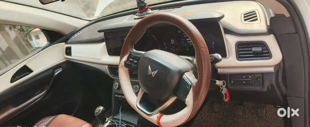 Mahindra Xuv700 Ax5 Petrol Mt 5 Str 2022