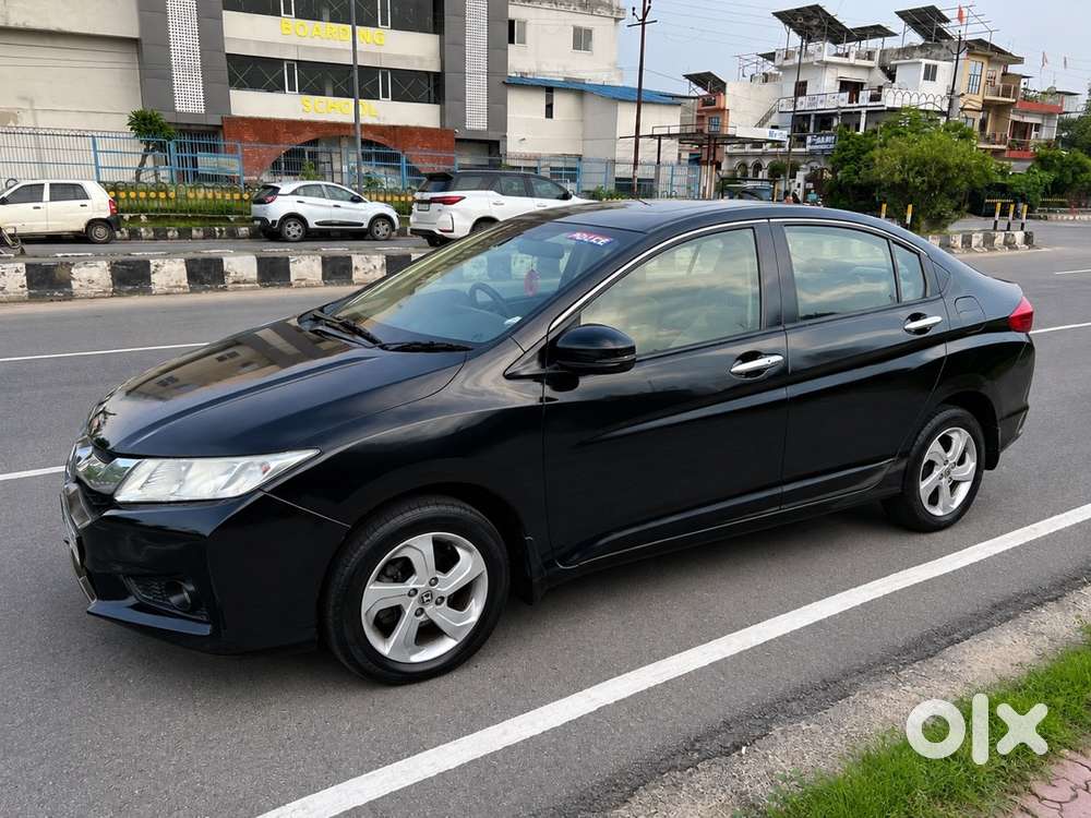 Honda City Zx (o)2015 With Sunroof Push Start Button Allowy Wheels