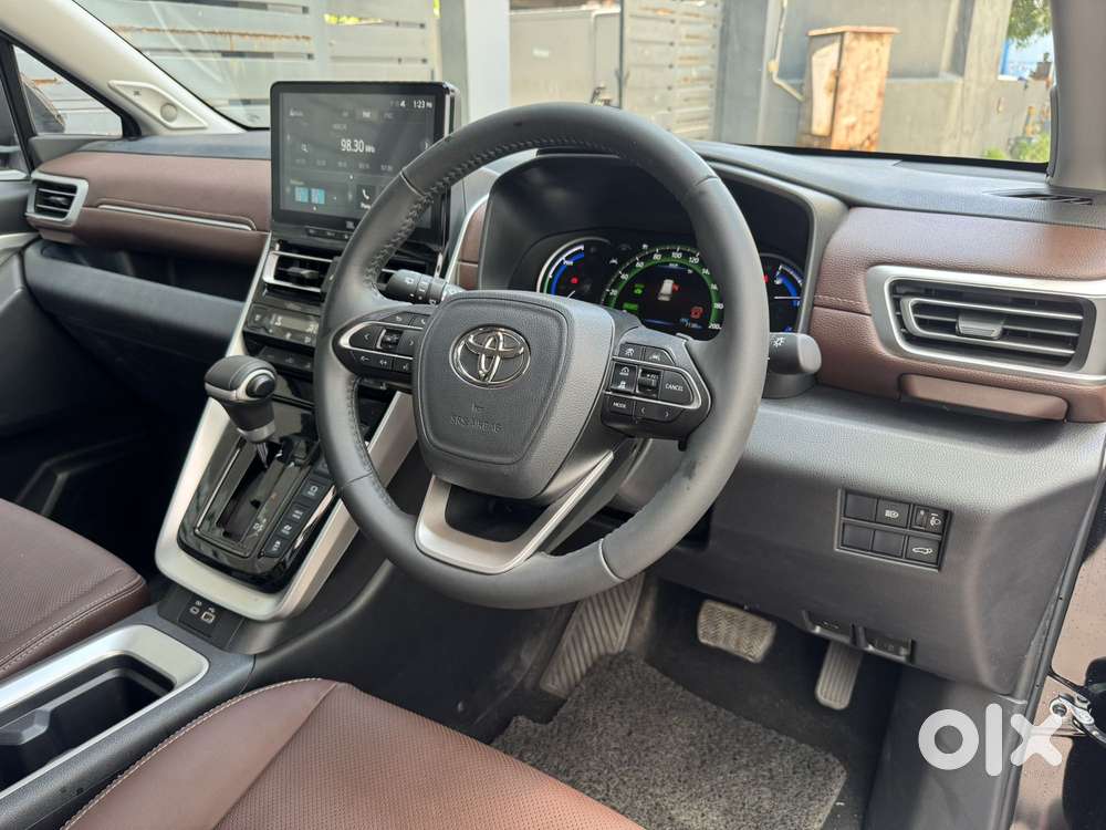 Toyota Innova Hycross 2.0 Zx (o) Hybrid 7 Str, 2025, Petrol