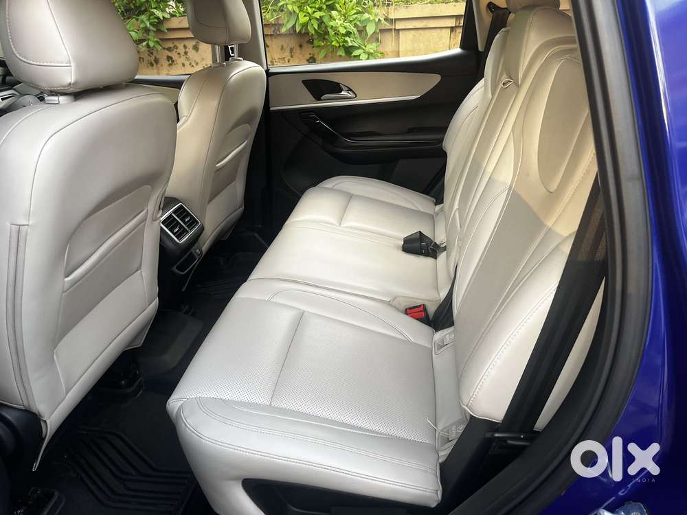 Mahindra Xuv700 2.0 Ax 7 Petrol Mt Str, 2022, Petrol
