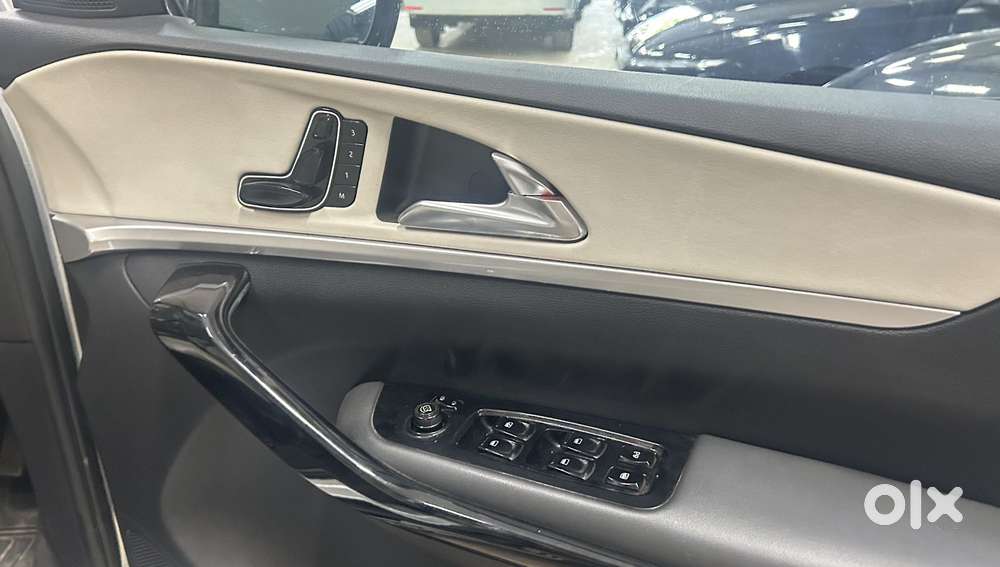 Mahindra Xuv700 2.0 Ax 7 Petrol Mt Str, 2024, Petrol