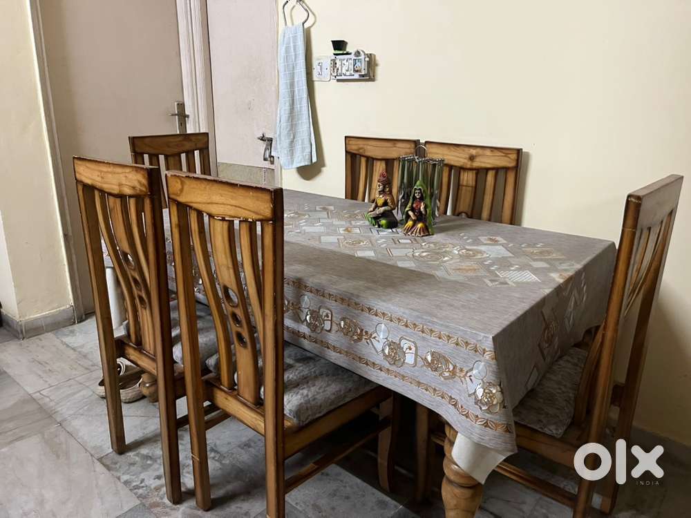 Dining table only 1 year used