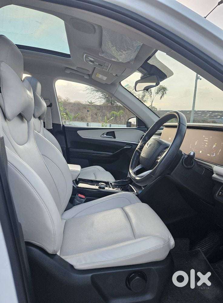 Mahindra Xuv700 2.2 Ax 7 Diesel Mt Luxury Pack Str, 2025, Diesel