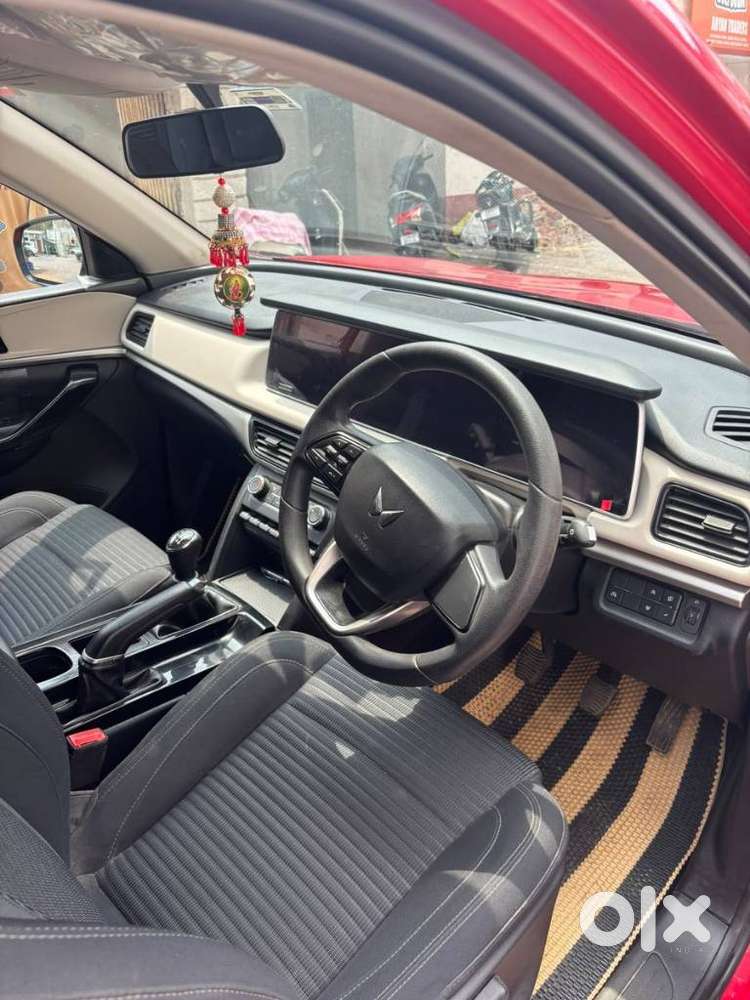 Mahindra Xuv700 2.0 Ax 7 Petrol Mt Str, 2022