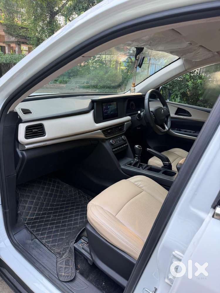 Mahindra Xuv700 Mx Petrol Mt 5 Str (e), 2022, Petrol