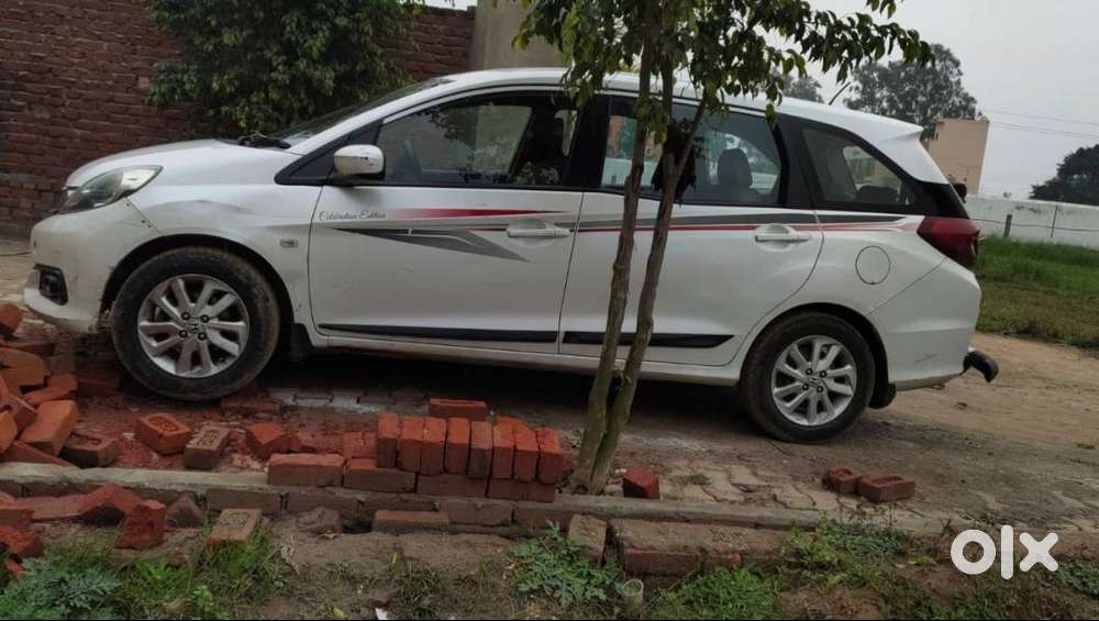 Good Car Average Of Car Is 20 -22 Km Per Litre In 7 Seater Very Good .