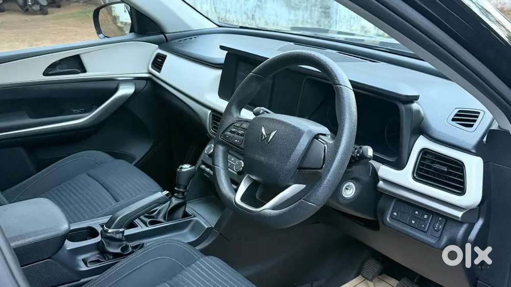 Mahindra Xuv700 2024 Petrol 15000 Km Driven 7 Seater
