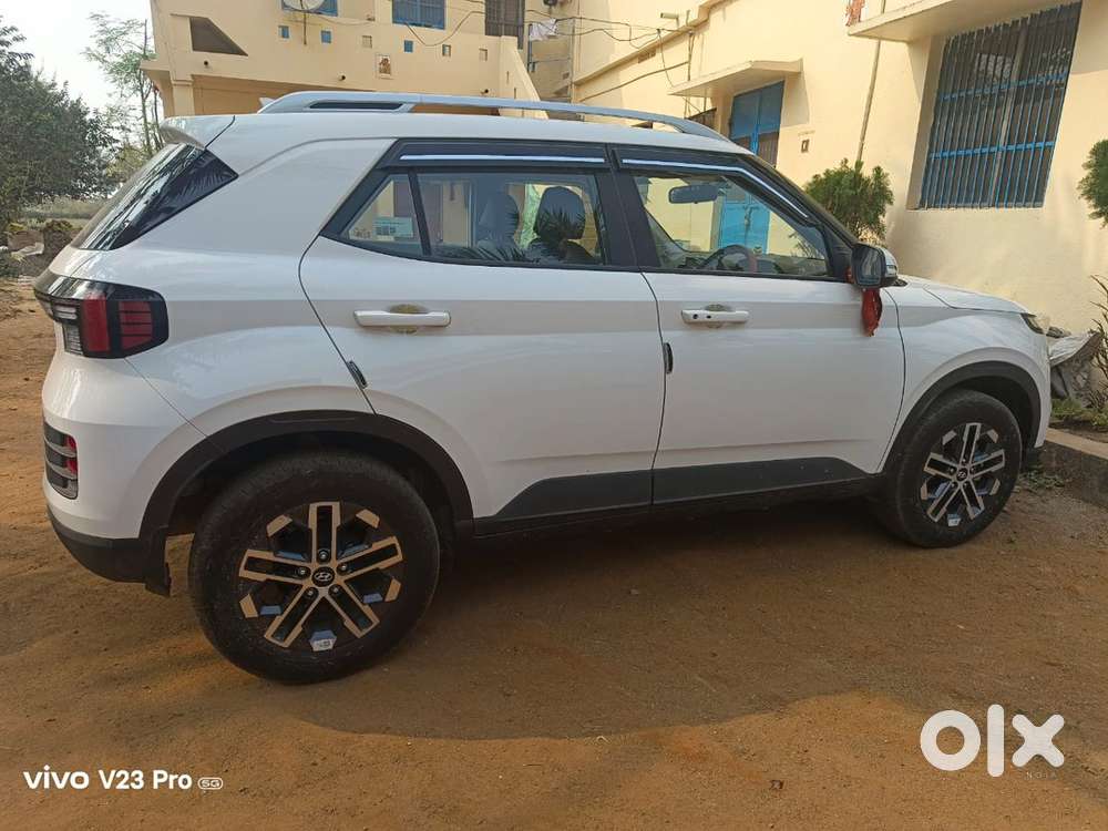 Hyundai Venue 2025 Petrol Well Maintained
