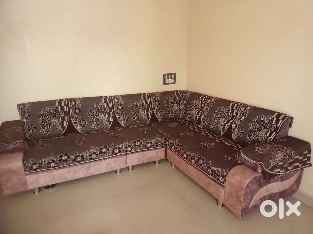 L Aakar ka sofa