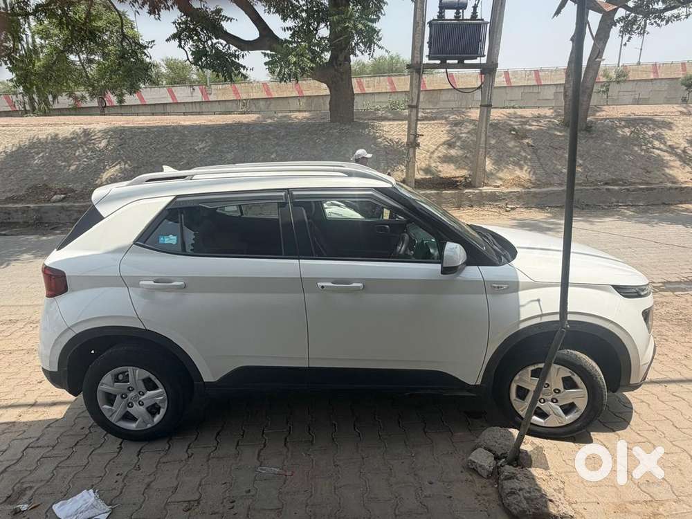 Venue Car Second Base Model Excellent Condition