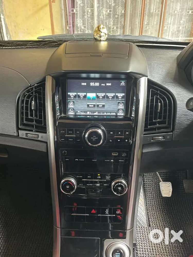 Mahindra Xuv500 W7 Pearl White  49000 Km Driven