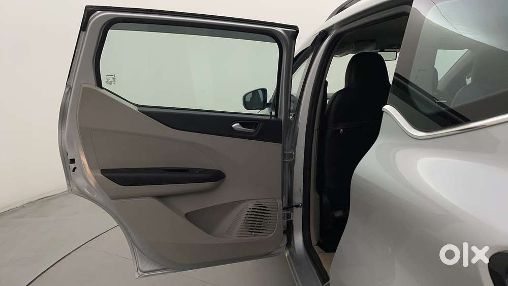 Renault Triber Rxz, 2023, Petrol