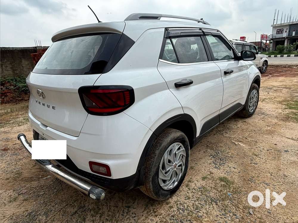 Hyundai Venue Petrol Mt 9000