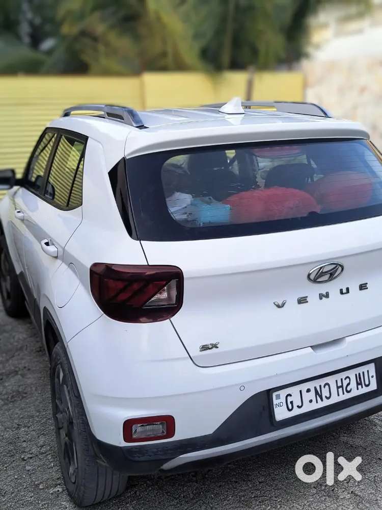 Hyundai Venue Sx Diesel (2020) White,1st Owner,insured Upto Feb 27.