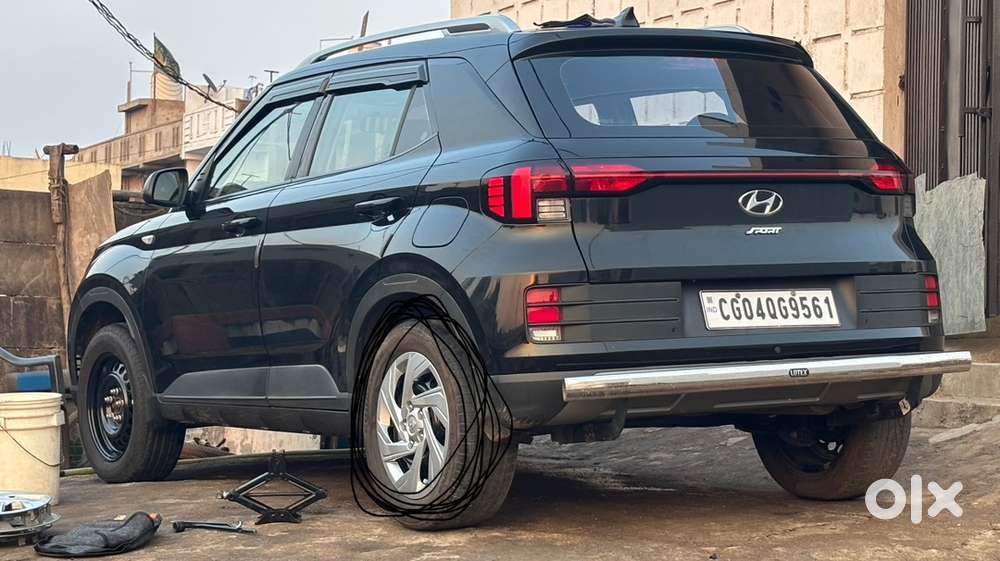 Hyundai Venue 2025 Petrol 11000 Km Driven