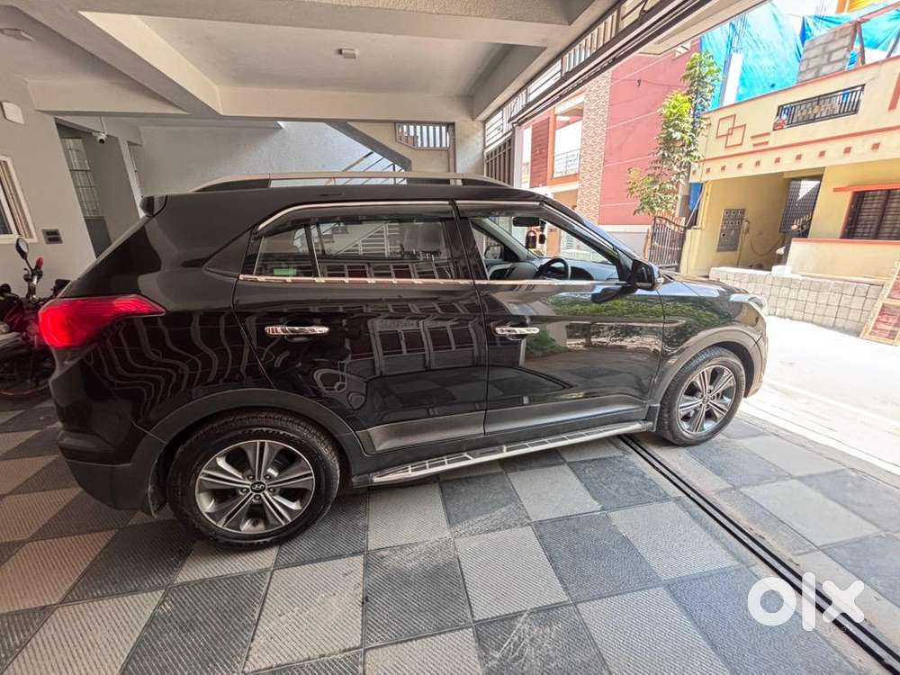 Well Maintained Black Colour With Dynamic Swipe Rear Indicators