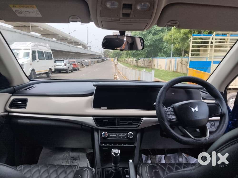 Mahindra Xuv700 2.0 Ax 5 Petrol Mt 7 Str, 2022, Petrol