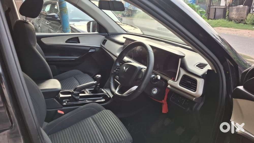 Mahindra Xuv700 Ax 5 Petrol Mt 7 Str (e), 2022, Petrol