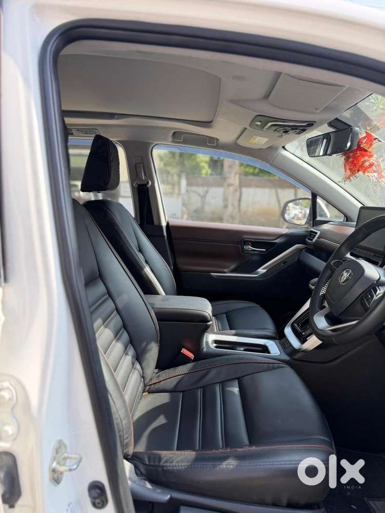 Toyota Innova Hycross 2025