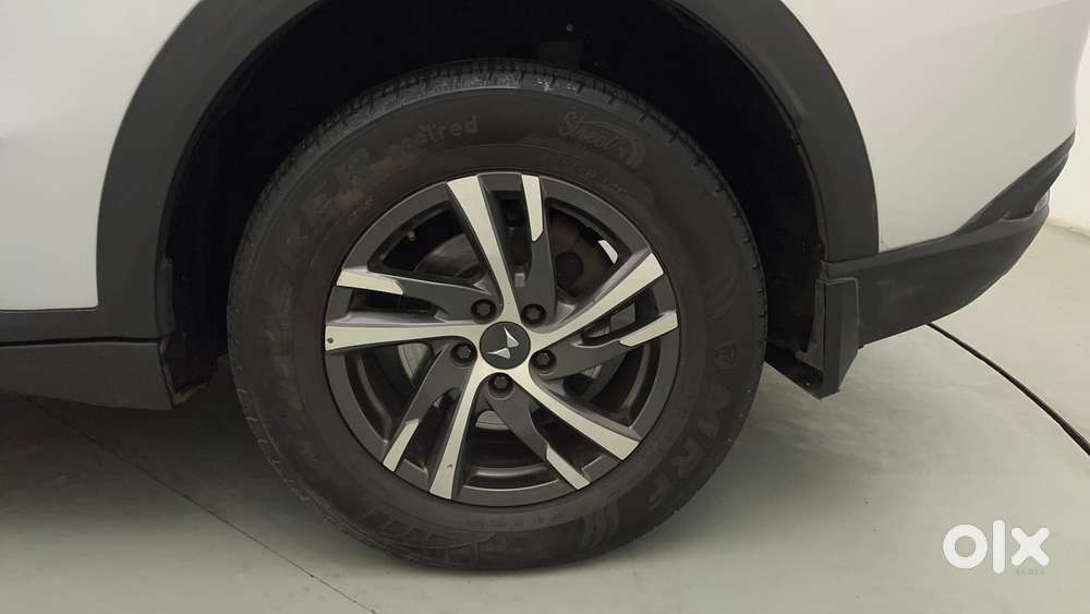Mahindra Xuv700 2.2 Ax 5 Diesel At Str, 2022, Diesel