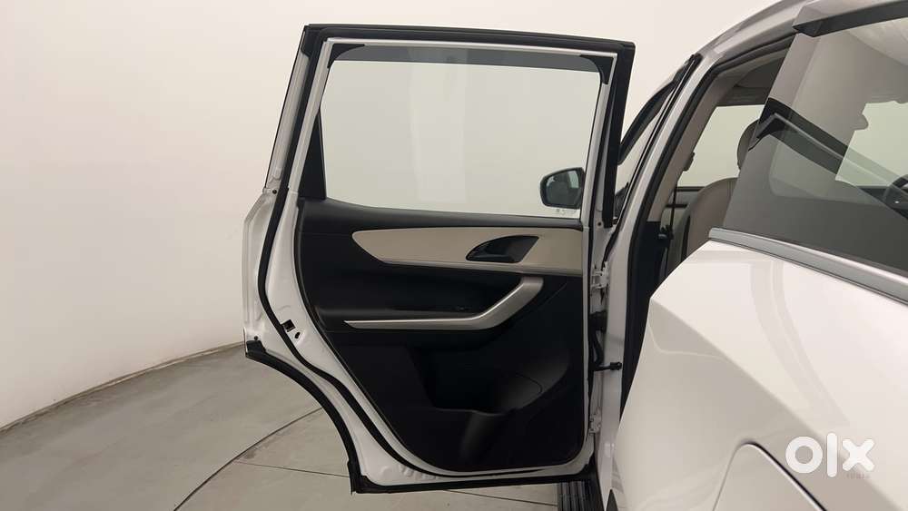 Mahindra Xuv700 2.0 Ax 3 Petrol At 5 Str, 2023, Petrol