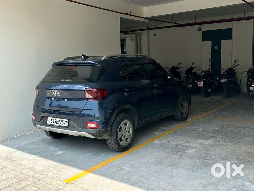 Hyundai Venue 2021/oct Petrol Well Maintained Show Room Condition