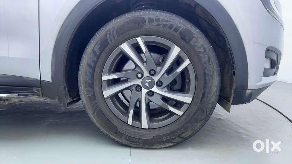 Mahindra Xuv700 2.0 Ax 5 Petrol Mt Str, 2021, Petrol