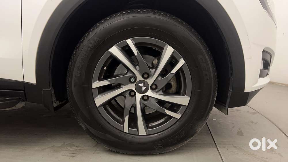 Mahindra Xuv700 2.0 Ax 3 Petrol At 5 Str, 2023, Petrol