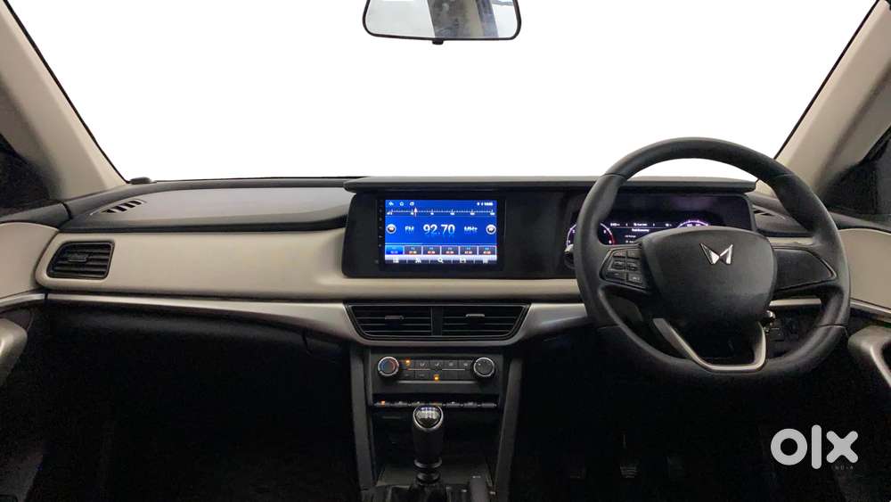 Mahindra Xuv700 2.0 Mx Petrol Mt 5 Str, 2023, Petrol