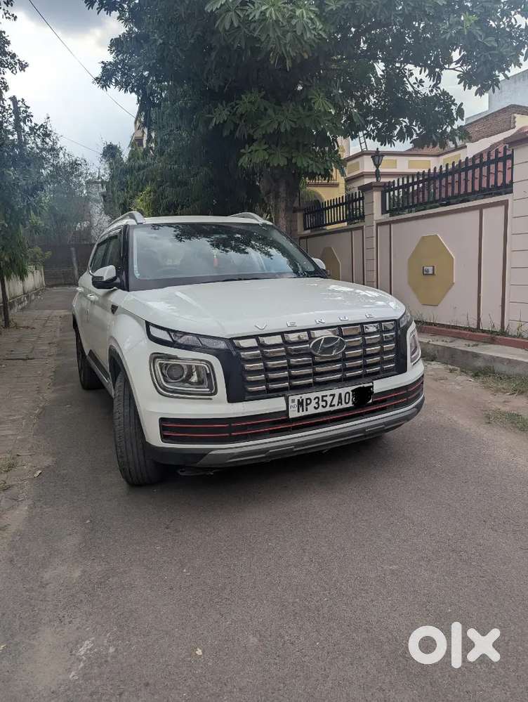 Hyundai Venue 2022 Petrol 14203 Km Driven Well Maintained