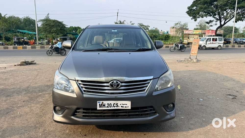 Toyota Innova 2.5 V Diesel | 1st Owner | Mh-20 Registered