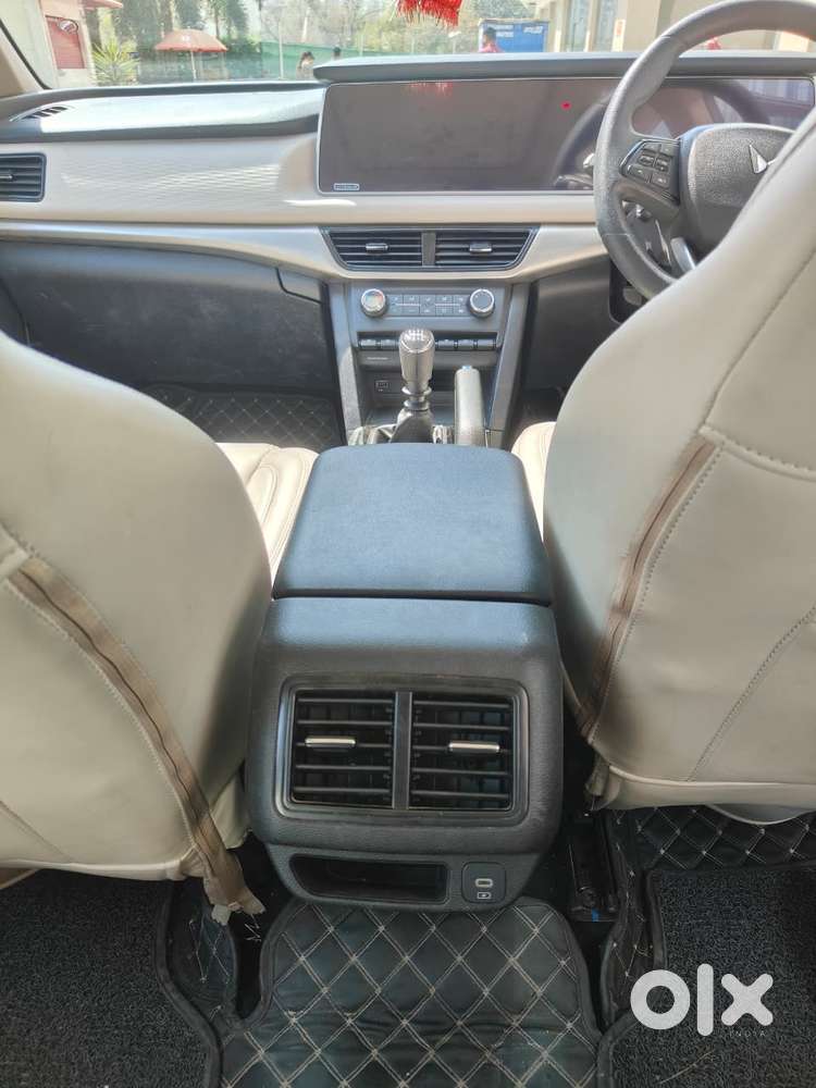 Mahindra Xuv700 2.0 Ax 5 Petrol Mt 7 Str, 2023, Petrol