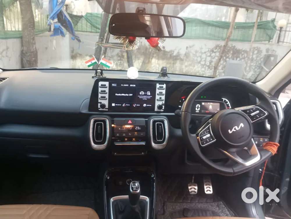 Very Luxuryious Car With Sunroof And Alloy Wheels