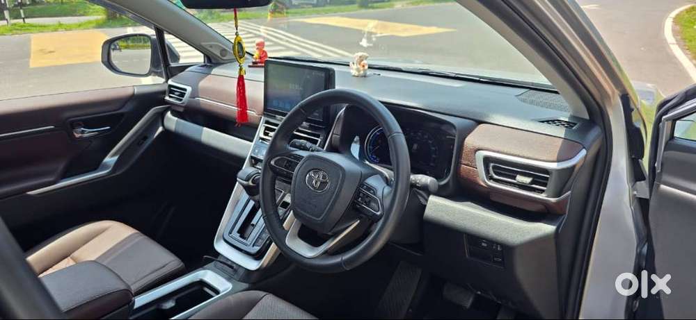 Toyota Innova Hycross Zx Hybrid 7 Seater | 2025 | 14k Km