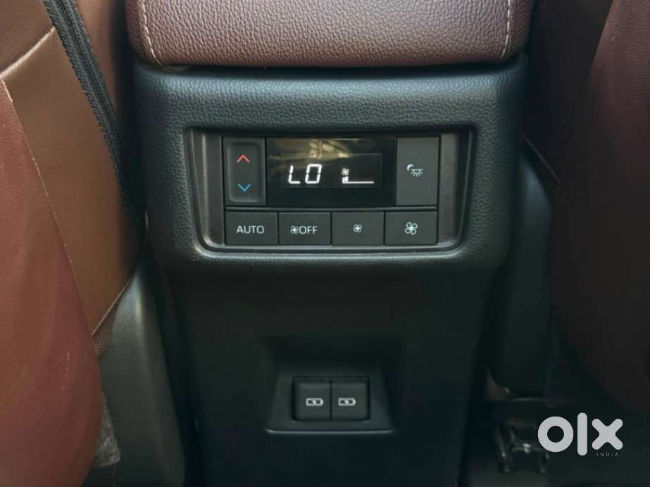 Toyota Innova Hycross 2.0 Zx (o) Hybrid 7 Str, 2025, Petrol