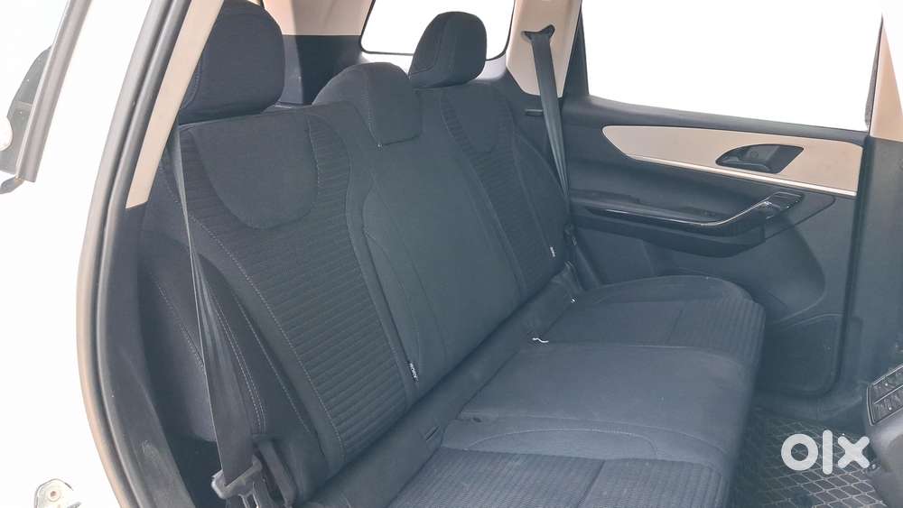 Mahindra Xuv700 2.0 Ax 5 Petrol Mt Str, 2022, Petrol