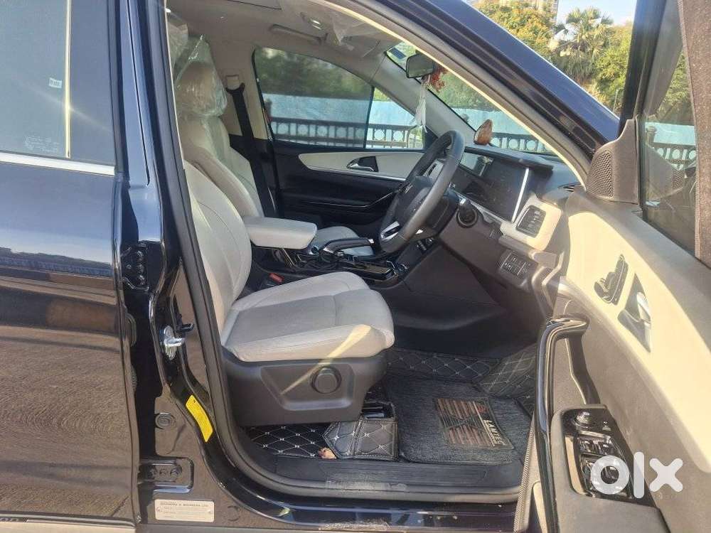 Mahindra Xuv700 2.0 Ax 7 Petrol At Str, 2025, Petrol