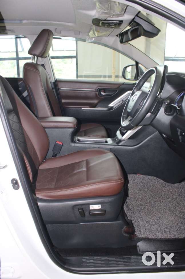 Toyota Innova Hycross 2.0 Zx (o) Hybrid 7 Str, 2023, Petrol