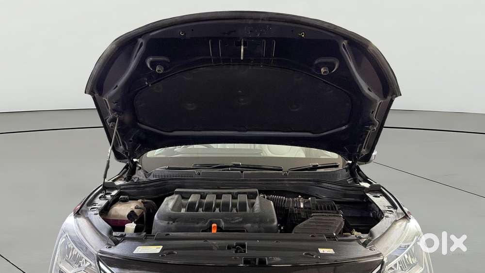 Mahindra Xuv700 2.0 Ax 7 Petrol Mt Str, 2025, Petrol