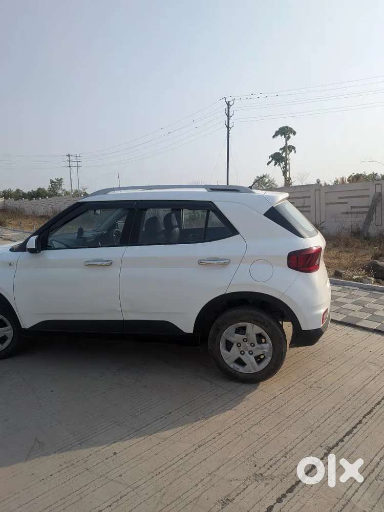 Brand New Venue Top Condition Petrol Variant
