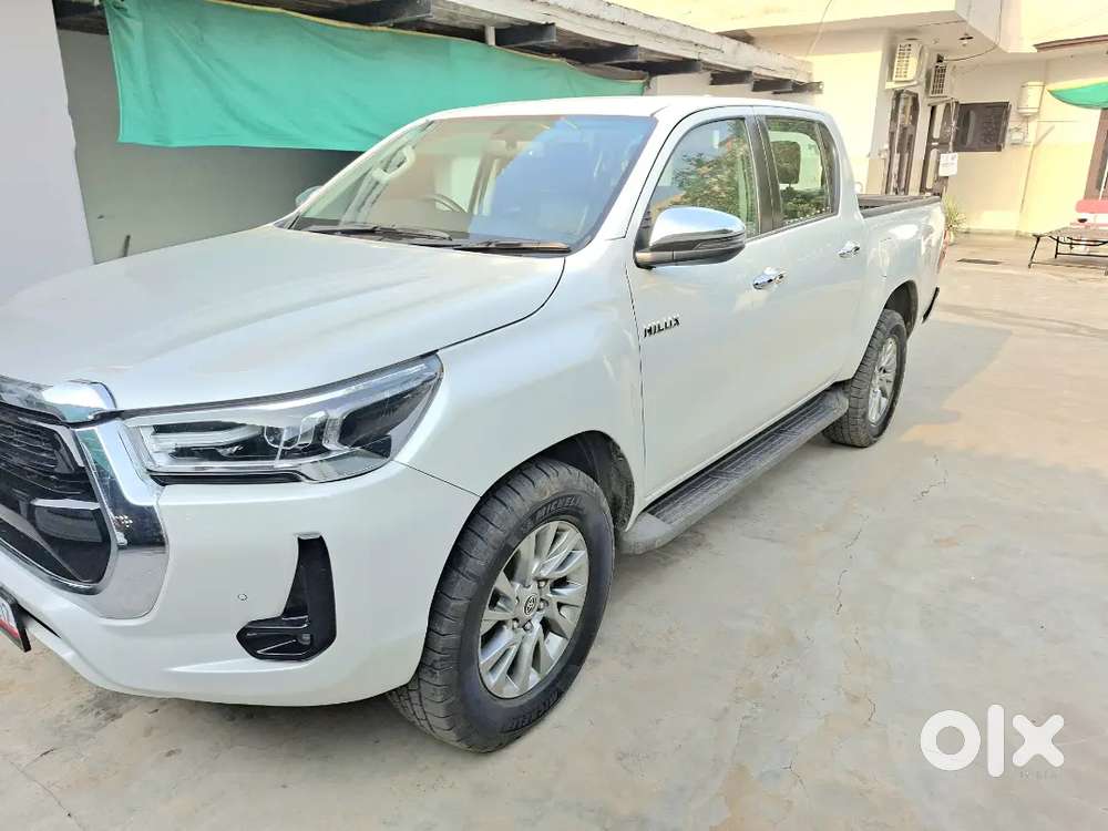 Toyota Hilux Black Edition 2025 4/4