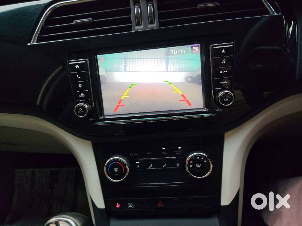 Mahindra Marazzo M6 2019 (pearl White)