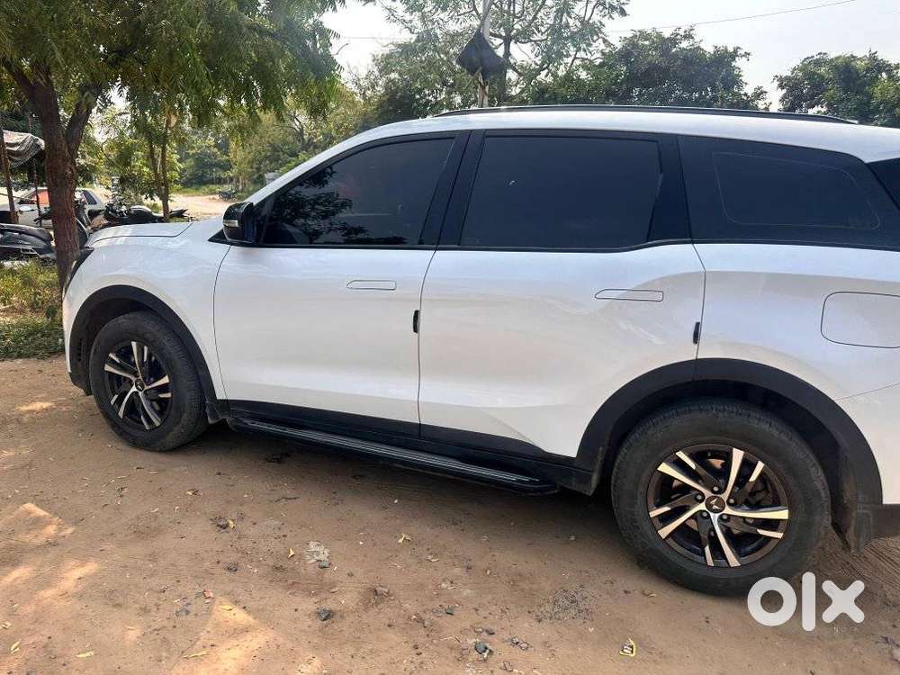 Mahindra Xuv700 2.0 Ax 3 Petrol Mt 5 Str, 2023, Petrol