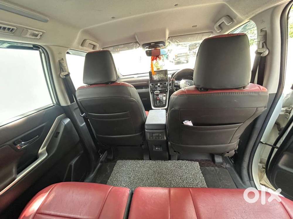 Toyota Innova Hycross 2025