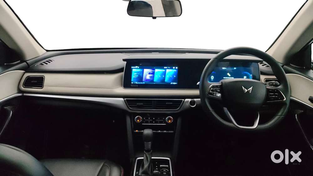 Mahindra Xuv700 2.0 Ax 7 Petrol Mt Str, 2025, Petrol