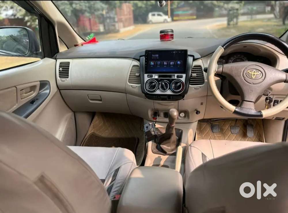 Toyota Innova 2010 Petrol Well Maintained