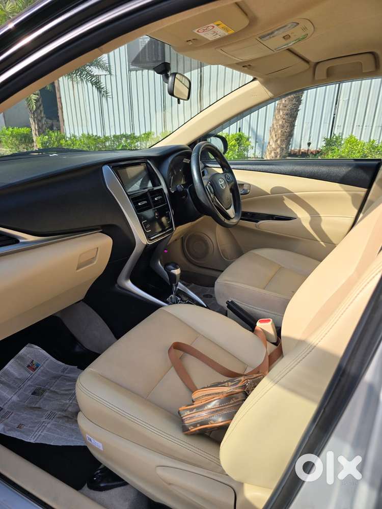 Toyota Yaris V Cvt, 2019, Petrol