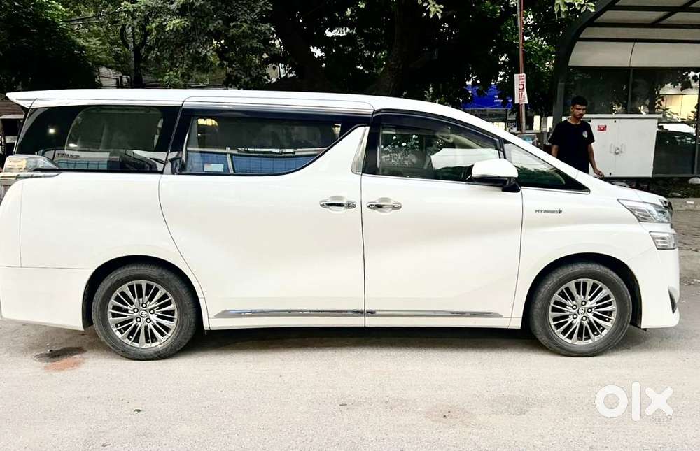 Toyota Vellfire 2.5 Executive Lounge, 2022, Petrol