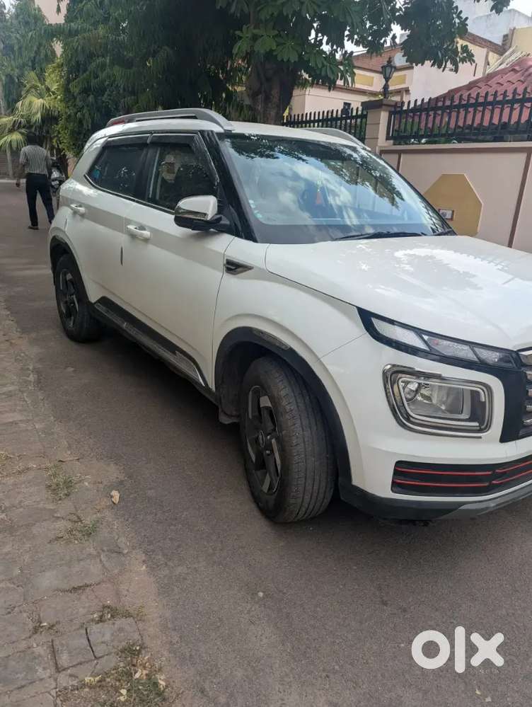 Hyundai Venue 2022 Petrol 14203 Km Driven Well Maintained